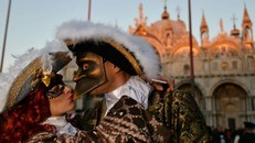 Covid-19: Người Ý phải bỏ thói quen lâu đời khi gặp nhau