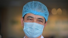 Bác sĩ bệnh viện Bệnh Nhiệt đới mặc tã giấy làm việc