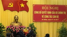 Trưởng ban Tổ chức Trung ương trao quyết định của Bộ Chính trị cho ông Trương Quang Nghĩa sáng 7/10. Ảnh: Đ.N.