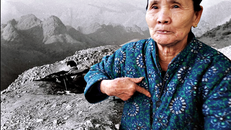 Bà Nguyễn Thị Choòng (Thanh Thủy, Hà Giang) chỉ vào vị trí nơi mảnh đạn pháo xuyên qua lồng ngực đứa con gái. Ảnh: Đức Hoàng.