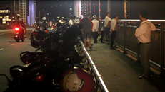 Người dân tập trung trên cầu Thuận Phước theo dõi việc tìm kiếm thi thể nạn nhân