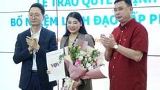 Trưởng ban Ban Tổ chức cán bộ Đài Tiếng nói Việt Nam và Giám đốc Kênh Truyền hình VOV trao quyết định bổ nhiệm cho bà Trần Thị Hoài Thu. Ảnh: VTC News