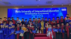 Các tân Thạc sĩ, Tiến sĩ danh dự, Giáo sư danh dự, Giáo sư thỉnh giảng chụp ảnh kỉ niệm tại lễ tốt nghiệp 2023