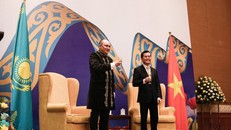 Ngài Kanat Tumysh và Thứ trưởng Hà Kim Ngọc tại buổi lễ kỷ niệm 33 năm Ngày Cộng hòa Kazakhstan tại Hà Nội (Ảnh: Thanh Tùng)