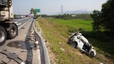 Hiện trường vụ tai nạn giao thông đặc biệt nghiêm trọng trên tuyến cao tốc Cam Lộ - La Sơn làm 03 người chết