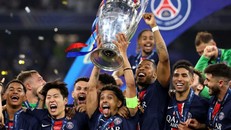 Đội trưởng Marquinhos nâng cup Champions League cho PSG, sau trận chung kết gặp Inter trên sân Allianz, thành phố Munich, Đức tối 31/5/2025. Ảnh: UEFA