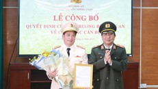 Thiếu tướng Đỗ Triệu Phong trao Quyết định và tặng hoa chúc mừng Thượng tá Nguyễn Thanh Bình.