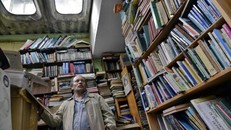 Ông Jose gom sách mọi người bỏ đi để làm thư viện cộng đồng