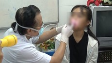 Bác sĩ lấy 10 mảnh kính găm trên mặt nữ sinh 11 tuổi