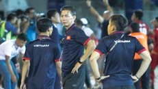 Nỗi thất vọng của HLV Hoàng Anh Tuấn (giữa) sau khi U18 Việt Nam bị loại khỏi giải U18 Đông Nam Á từ vòng bảng. 