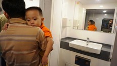 Việc bảo đảm vệ sinh trên tàu hỏa vẫn còn nhiều hạn chế