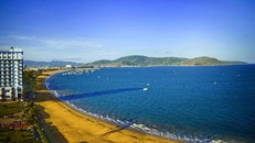 Quy Nhơn trời xanh, biển lặng, gió mơn man..
