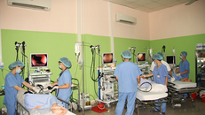 Điều trị cho bệnh nhân tiêu hóa tại Trung tâm Nội soi, BV Đại học Y Hà Nội.