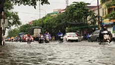 TP.Vinh ngập sâu sau trận mưa lớn