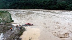 Các lực lượng nỗ lực tìm kiếm các nạn nhân bị nước lũ cuốn trôi tại Yên Bái.