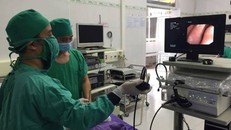 Bác sỹ xử lý cấp cứu cho bệnh nhân. 