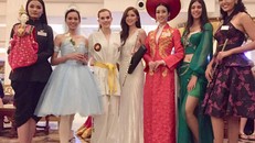 Hoa hậu Mỹ Linh nổi bật với áo dài đỏ truyền thống