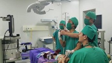 Các bác sĩ tiến hành cấp cứu cho bệnh nhi 18 tháng tuổi 