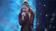 Chi Pu bị dân mạng 'ném đá' vì hát live như hết hơi