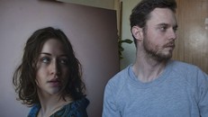 Họa sĩ Marco Grassi bên bức họa 'Khăn choàng xanh'