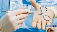 Tinh hoàn to như trứng đà điểu được lấy ra từ bụng của bệnh nhân (ảnh nhỏ)