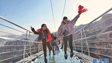 Cầu kính mới dài nhất thế giới ở Trung Quốc