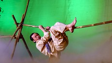 Hoài Linh gặp tai nạn khi đang diễn trên trân khấu