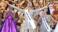 Khi người đẹp 'chân đất' tìm đến vương miện hoa hậu để đổi đời