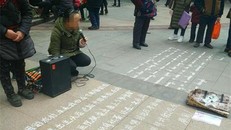 Ăn xin bằng cả tiếng Trung và...tiếng Anh