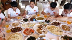 Vì sao HLV Park cấm U23 Việt Nam vừa ăn vừa dùng điện thoại?