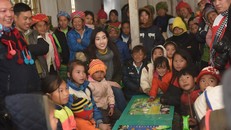 Đỗ Mỹ Linh trở lại bản Cù Vai làm từ thiện 