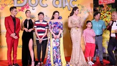  Hoài Linh đi dép lào trên thảm đỏ ra mắt phim