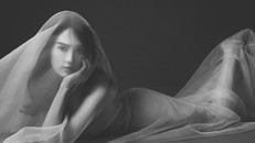 Bỏng mắt với ảnh nude của Ngọc Trinh đầu năm mới