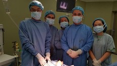 Ekip y, bác sĩ tài năng đã "chiến đấu" suốt 5 giờ liền để ghép nối thành công bàn tay phải cho bệnh nhân.