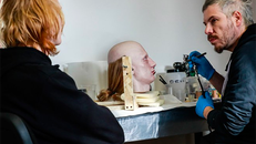 Người mẫu ôm thủ cấp của chính mình để catwalk