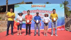 Những du khách may mắn nhận quà từ Sun World Hon Thom Nature Park 