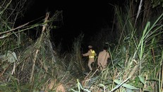 Trời tối, không có đường, lực lượng chức năng phải dùng rựa mở đường đưa nạn nhên lên cấp cứu