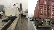 Hà Nội: Container đâm vào dải phân cách lúc mờ sáng khiến đường trên cao ùn tắc
