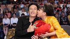 Việt Hương ôm hôn Hoài Linh sau tin đồn rạn nứt