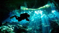 Những hang động ngầm đẹp đến nín thở trên thế giới