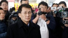 Ông Choe Kang-il bị báo giới vây quanh tại sân bay Bắc Kinh.