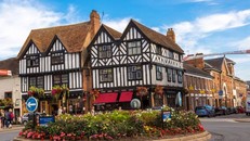 Giá nhà cửa đắt đỏ là một trong những nguyên nhân chủ yếu khiến người dân ở Stratford-upon-Avon muốn ngoại tình. Ảnh: Inditales