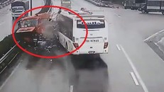  Tài xế ô tô khách đâm xe cứu hoả có bị xử lý hình sự?