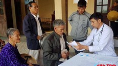 Bác sĩ Bệnh viện Phổi Hà Tĩnh khám phát hiện chủ động bệnh Lao cho người dân huyện Lộc Hà và Cẩm Xuyên.