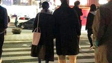 Song Song couple tay trong tay dạo phố