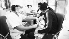 Cần đưa trẻ đi tiêm chủng đầy đủ, đúng lịch các vắc-xin trong Chương trình TCMR để trẻ không mắc các bệnh nguy hiểm. Ảnh: Đ.A