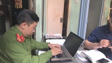 Công an đang thực hiện khám xét nhà đối tượng Thông (Ảnh: CAND) 