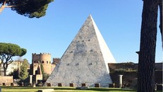 Bên trong kim tự tháp kinh điển nhất thành Rome có gì?