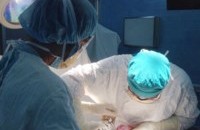 Cắt u buồng trứng nặng 6 kg cho một bệnh nhân nhiễm HIV