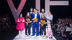 Thủ môn Bùi Tiến Dũng bị cư dân mạng chê đi catwalk như đi chợ